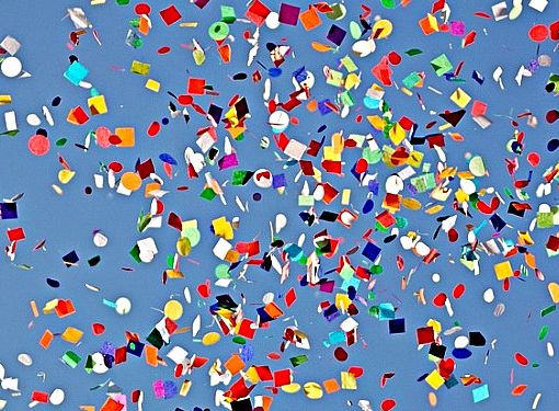 Le scuole di Cardano al Campo sfilano per Carnevale: sorrisi, mascherine e messaggi di pace