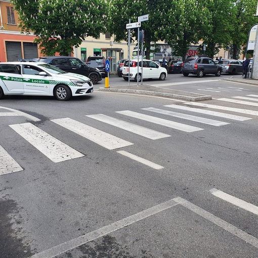 Donna investita a Busto, i passanti sollevano l’auto di peso per aiutarla