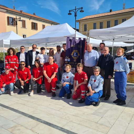 FOTO. Il Lions Club di Busto Arsizio in piazza con la Croce Rossa
