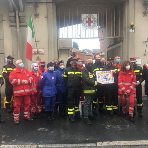 Un momento dello scorso dicembre, quando i vigili del fuoco andarono alla sede della Croce Rossa nella loro tradizionale manifestazione natalizia
