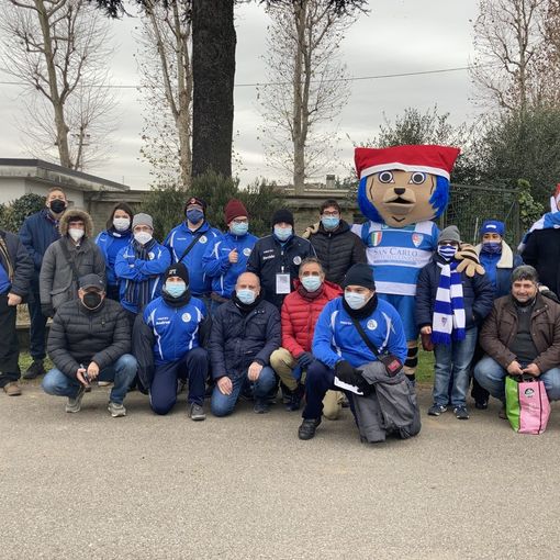 Foto di gruppo per la Pad e la mascotte prima dell'ingresso in campo