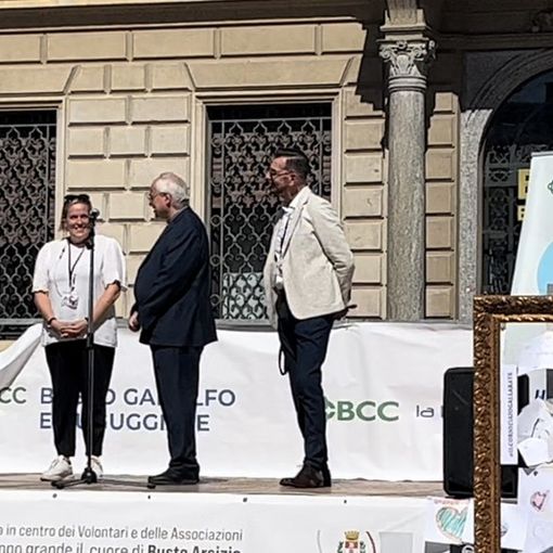VIDEO. Una marea di volontari colora il centro di Busto: «Grazie, perché non vi girate dall'altra parte»