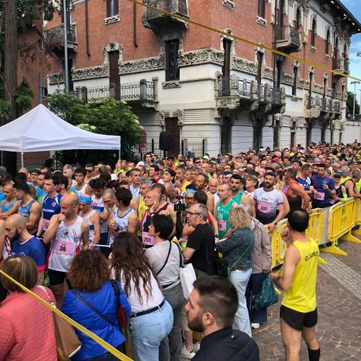 VIDEO E FOTO. Milleduecento runner a Busto per il Giro del Varesotto. Con Francesca nel cuore