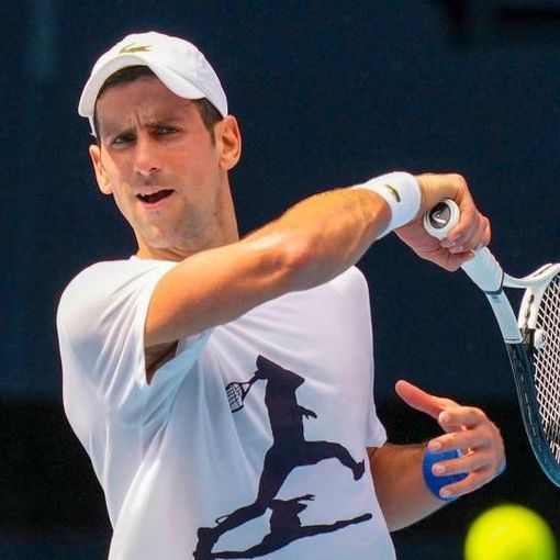 Caso Djokovic, l'Australia revoca il visto al tennista non vaccinato