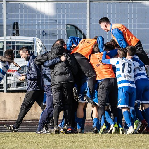 L'abbraccio dei tigrotti a Le Noci dopo il gol: le foto sono di Marco Giussani