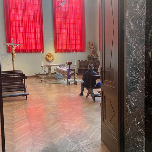 Don Luigi Brambillasca nella cappella riceve i primi saluti della sua gente