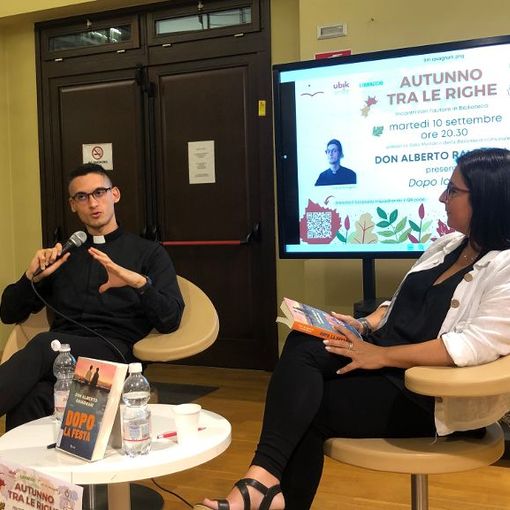 VIDEO E FOTO - Don Alberto Ravagnani racconta le fragilità dei ragazzi: «Le storie funzionano più delle prediche. E l'amicizia salva»