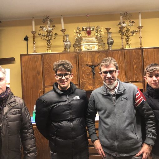 Don Giuseppe con alcuni parrocchiani