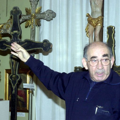 Don Luigi Brambillasca fotografato da Daniele Belosio mentre indica la Croce nella sua chiesa