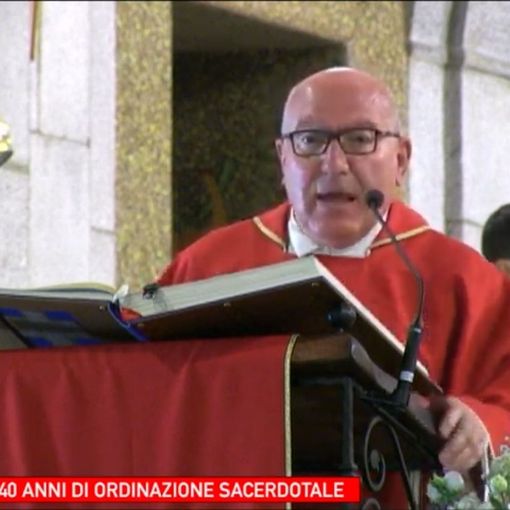 Don Luigi Caimi mentre pronuncia l'omelia a Sacconago