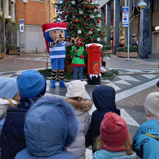 Tigrotto ed elfo: si scalda il Natale nel centro di Busto