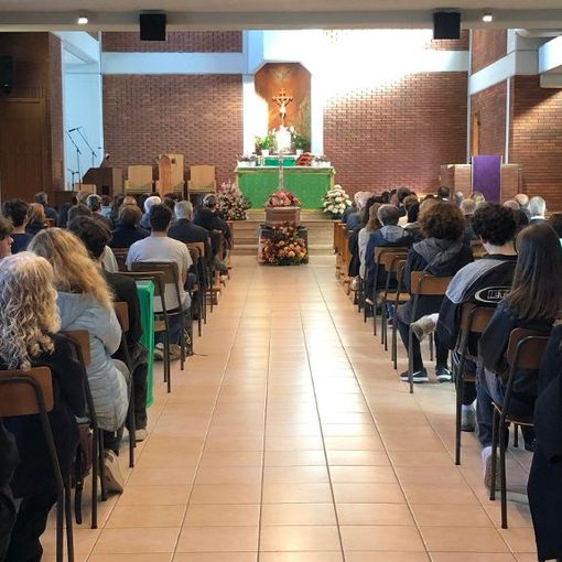 «Prof, la tua gioia di vivere era contagiosa. Non dimenticheremo mai il tuo sorriso, la tua schiettezza e la tua solarità»