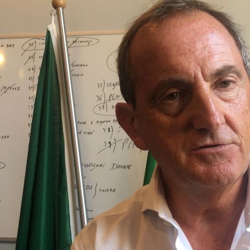 Emanuele Antonelli con la mappa dei lavori da effettuare