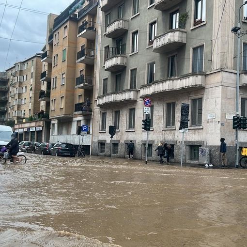FOTO. Maltempo, strade allagate e traffico in tilt a Milano. Slitta anche il Consiglio regionale