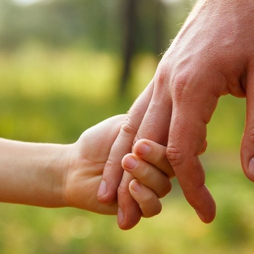 Papà di adolescenti si raccontano in un video sull’essere educatori in famiglia