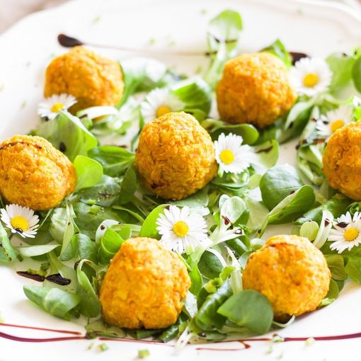 I falafel che Shoua portava alle amiche bustocche, «i più buoni del mondo». Quel mondo che nel dolore diventa minuscolo