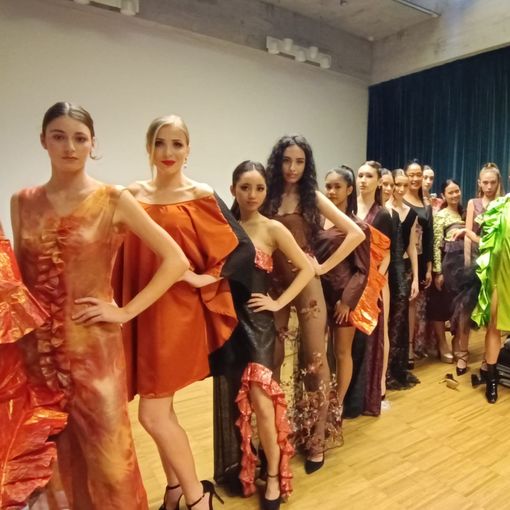 VIDEO E FOTO. Che applausi! Alessia Crespi, alla Fashion week con il suo fiore del diavolo