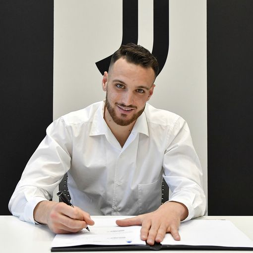 La firma del contratto (foto dal sito Juventus)