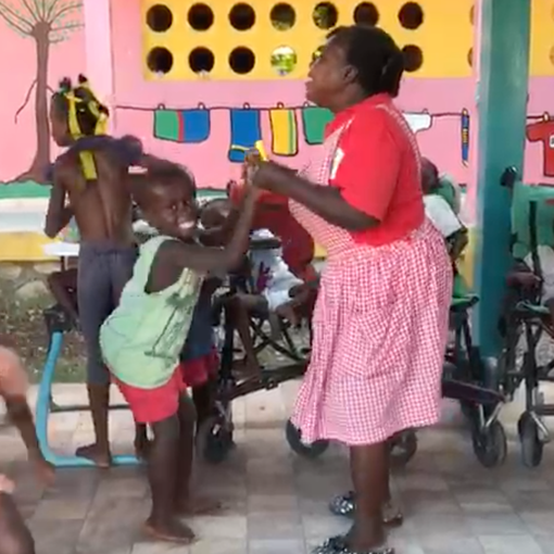 I canti, i sorrisi, che coinvolgono anche i più piccoli