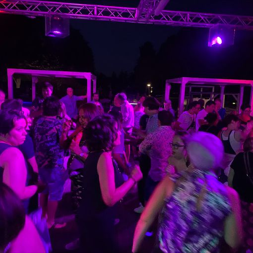 La festa delle Cuffie Colorate a ritmo della nuova sigla