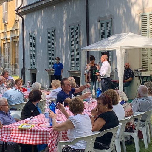 A Olgiate gli eventi riprendono con la festa della terza età: «Ripartiamo da chi ha sofferto di più»