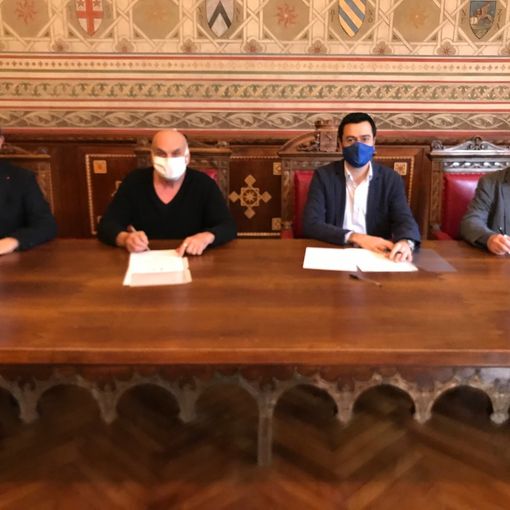 La firma del protocollo nella sala stemmi di Palazzo Malinverni