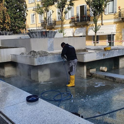 FOTO Busto, grandi pulizie in piazza Garibaldi. Fontana tirata a lucido