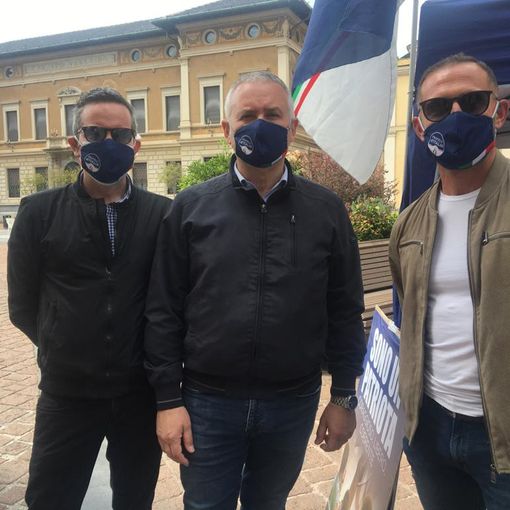 Massimiliano Nardi (al centro) con Paolo Geminiani e Rosario Manto al gazebo di Fratelli d'Italia a Busto
