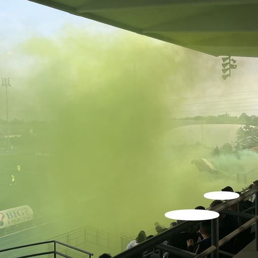 I fumogeni degli ultras milanesi a inizio partita