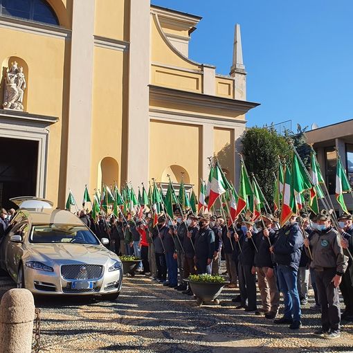 Il saluto delle penne nere davanti alla chiesa di San Giulio