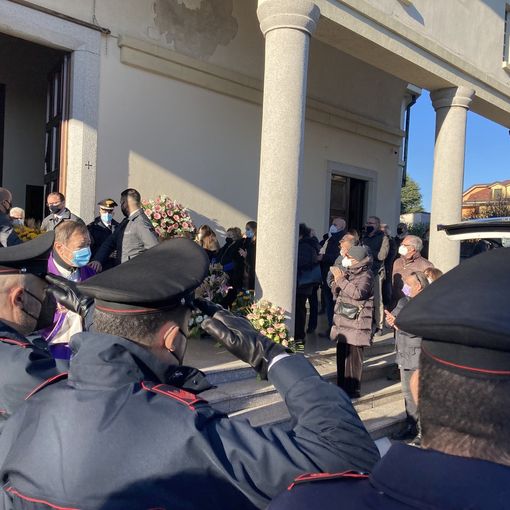 Il saluto dei carabinieri e la folla che ha voluto salutare con tutto l'affetto del mondo Elena