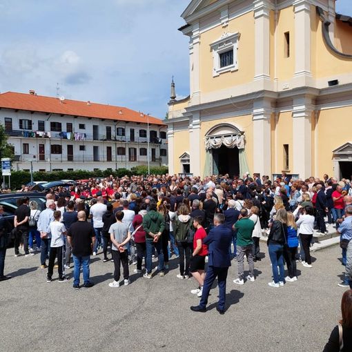 Marnate si stringe in un abbraccio commosso per l’ultimo saluto a Moreno Bertazzo