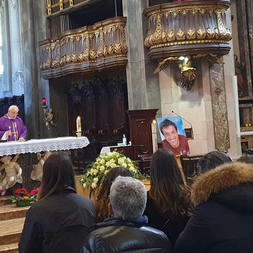Busto, una folla commossa per l’ultimo saluto a Stefano Baldoni