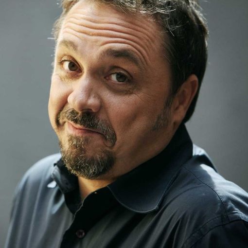 Gabriele Cirilli alza il sipario del Manzoni in “Nun te regg più”