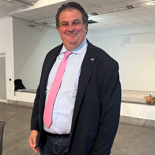 Emanuele Gambertoglio con la cravatta rosa, must di questo mese