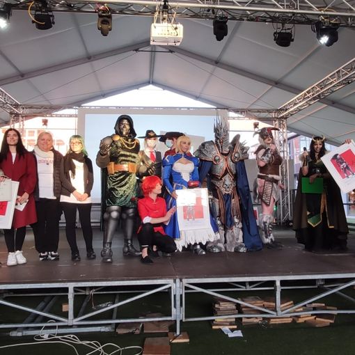 Un momento della gara cosplay. Sotto: Chiara Gucciardi