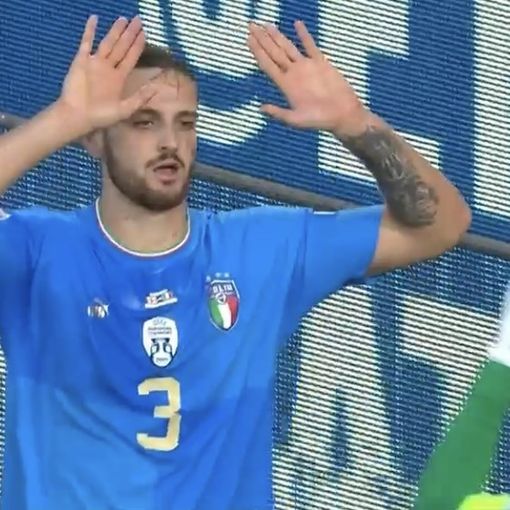Gatti mentre si avvicina a Donnarumma nel secondo tempo e sotto accanto ad Abraham - foto dalla diretta Rai
