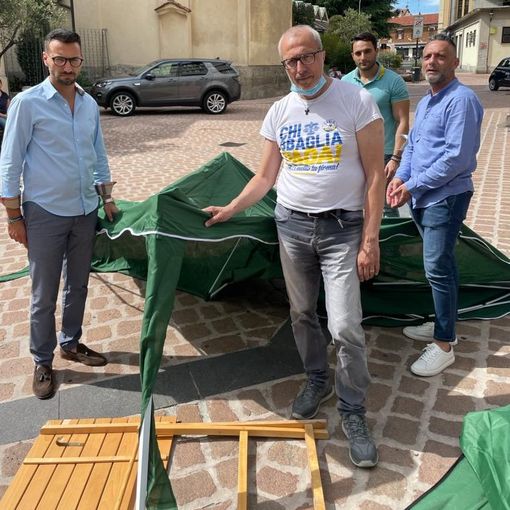 Esponenti della Lega davanti al gazebo distrutto