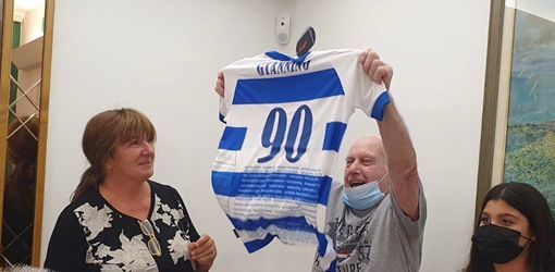 La gioia di Giannino Gallazzi nel ricevere la maglia da Patrizia Testa