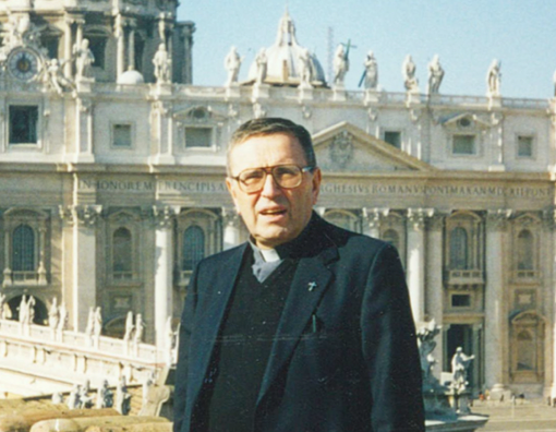 Una foto di monsignor Giovanni Giavini nel giornale della parrocchia di San Giovanni