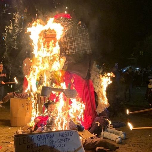 LA DIRETTA. Giöbia, il fuoco che ha acceso la speranza: «E l'anno prossimo ancora più in grande»