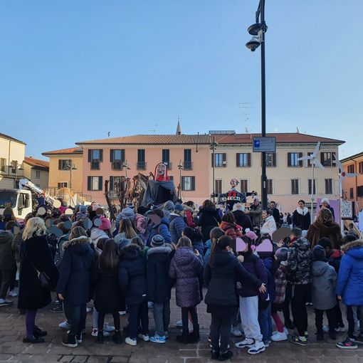Giöbie prese d’assalto dai più piccoli: «La tradizione deve continuare per sempre»