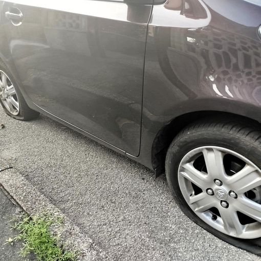 VIDEO. Castellanza, segretario del Pd trova le gomme a terra: «La mia auto già nel mirino»