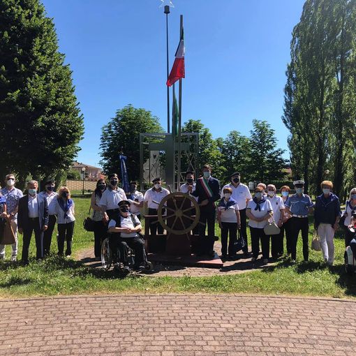 Foto di gruppo postata dal sindaco di Gorla Maggiore