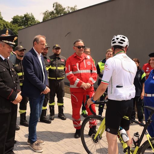 FOTO. La quarta tappa della staffetta ciclistica della Croce Rossa arriva a Busto Arsizio