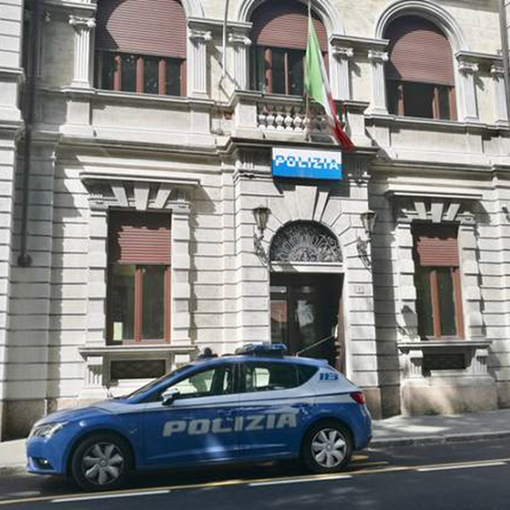 Tenta di rubare una bici davanti all'ospedale di Busto ma arriva la polizia: giovane tradatese reagisce con insulti e minacce