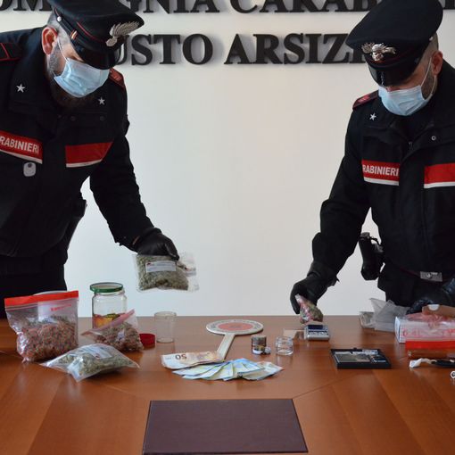 Traditi dal coprifuoco, i carabinieri li fermano e trovano la droga: nei guai due giovani di Busto