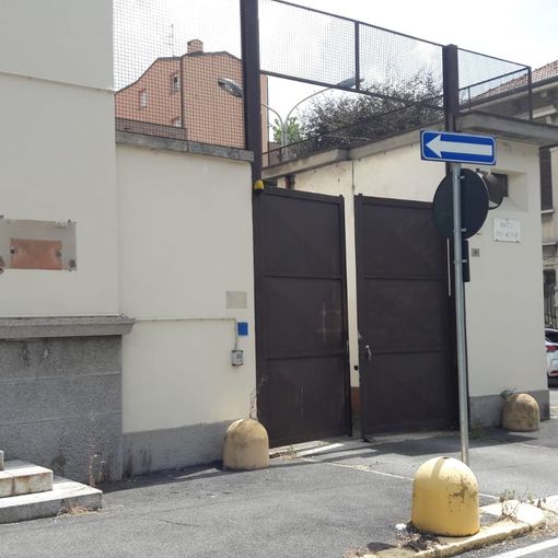 L'ingresso della ex caserma Carabinieri, accessibile a chiunque. In fondo all'articolo la documentazione delle magagne che affliggono una piazza trascurata