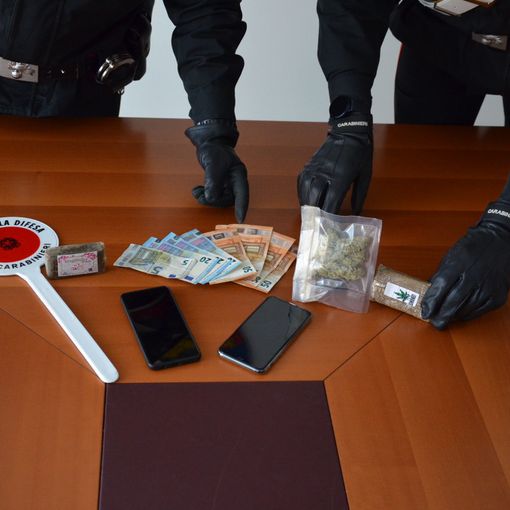 Spaccio in zona rossa, i carabinieri di Busto arrestano due giovani. Uno di loro preso dopo un inseguimento