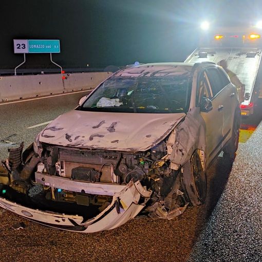 L'auto dopo l'incidente (foto da ilSaronno.it)